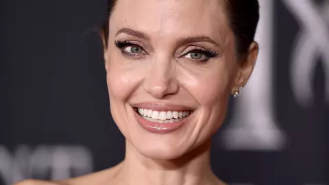 Angelina Jolie, din ce în ce mai îndrăzneață după divorțul de Brad Pitt. A pozat goală pentru coperta unei reviste!