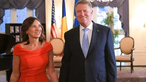 Carmen Iohannis, superbă în roșu la lansarea din New York a volumului „EU.RO – Un dialog deschis despre Europa'' scris de Președintele României Klaus Iohannis