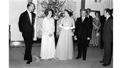 O poză pe care Regina Elisabeta o vrea dispărută: familia Ceaușescu la Palatul Buckingham