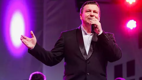 Cine este iubita lui Aurel Tămaș. Partenera de viață a cântărețului de muzică populară este cu 31 de ani mai tânără decât acesta