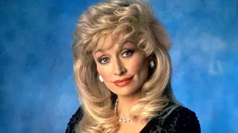 Cum arată astăzi Dolly Parton? Operațiile estetice i-au distrus frumusețea naturală: "E adevărat că arăt artificial, dar sunt..."