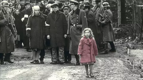 Povestea tristă a "fetiței în palton roșu" din filmul "Lista lui Schindler". A rămas marcată pe viață