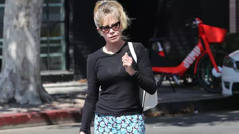 Are o siluetă subțire, dar fața ei este distrusă de operațiile estetice. Cum arată Melanie Griffith la 62 de ani?