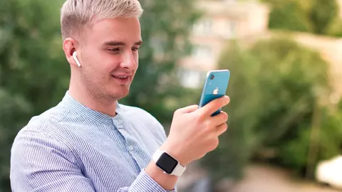 De necrezut! Acest bărbat a dat în judecată gigantul Apple pe care-l consideră vinovat de faptul că l-a determinat să devină homosexual