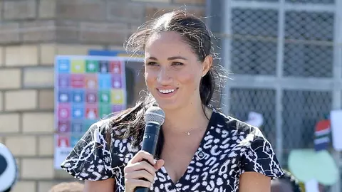 Ce semnificație are colierul pe care Meghan Markle l-a purtat la gât în timpul turneului din Africa?