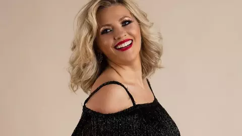 Mirela Vaida alăptează pe platourile de filmare. Cum face față prezentatoarea TV creșterii a trei copii și programului încărcat?