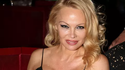 Pamela Anderson, siluetă impecabilă la 52 de ani. A încins imaginația bărbaților după ce a îmbrăcat un costum mulat