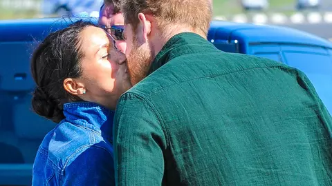 Felicitarea de Crăciun a prințului Harry și a lui Meghan Markle ar putea încăla protocolul regal! De ce?
