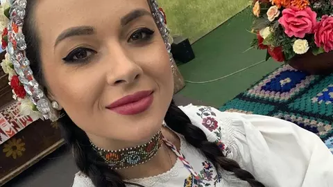 Ea este cea mai sexy cântăreață de muzică populară din România. Imaginile cu ea în costum de baie au încins atmosfera în mediul virtual