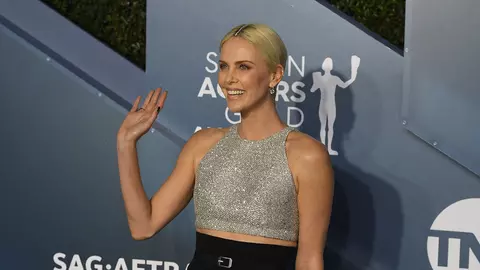 Motivul pentru care Charlize Theron a purtat o brățară cu diamante în păr. De ce și-a făcut apariția așa pe covorul roșu?