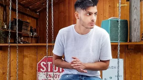 Un adolescent a compus o melodie hip-hop pe baza unei strofe din poezia "Pe lângă plopii fără soț" a lui Mihai Eminescu