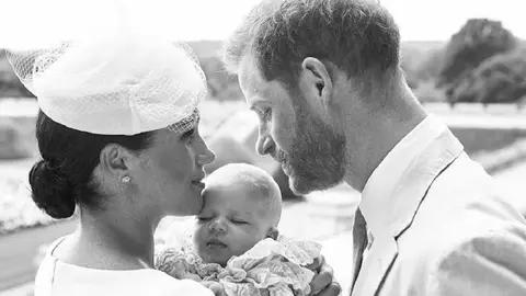 S-a aflat! Ei sunt nașii fiului lui Meghan Markle și al prințului Harry
