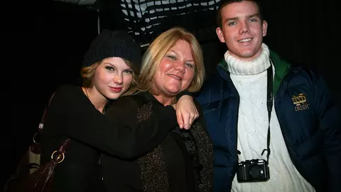 Mama artistei Taylor Swift a fost diagnosticată cu o tumoră cerebrală în timpul chimioterapiei pentru cancerul la sân