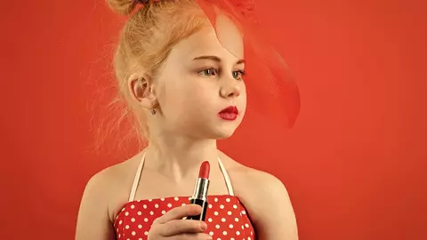 Imagini impresionante cu fetițe machiate. Sunteți de acord ca fetițele să apeleze la make-up?
