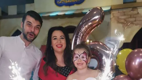FOTO: Super petrecere organizată de Oana Roman, în weekend, pentru Isa