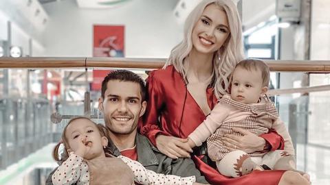 Andreea Bălan și George Burcea, din nou ca o familie de dragul fetițelor. Au fost împreună la serbarea Ellei