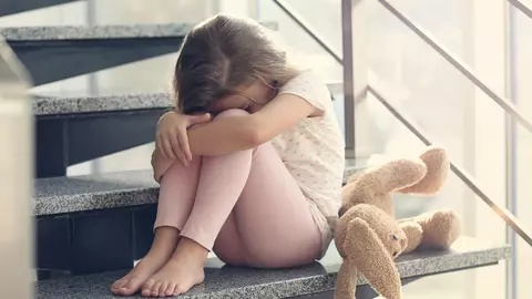 Cinci procurori şi patru judecători au decis că o fetiţă în vârstă de doar 11 ani poate consimţi un act sexual cu un bărbat în vârstă de 52