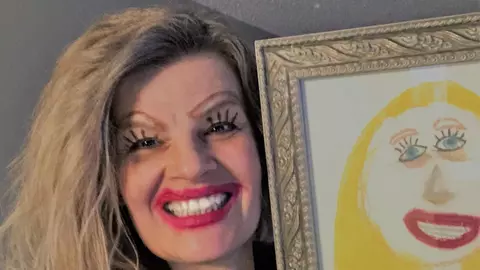 Și-a făcut un selfie machiată după desenul fiicei sale și a postat imaginea pe net