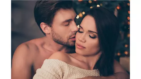 Vrei să știi dacă te iubește cu adevărat? Iată ce trădează felul cum te ia în brațe!
