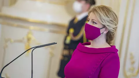 Președintele Slovaciei a creat o nouă modă: masca asortată cu rochia