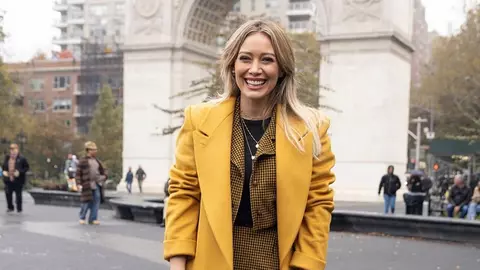 Hilary Duff a renunțat la șuvițele blonde pentru un bob lung turcoaz!