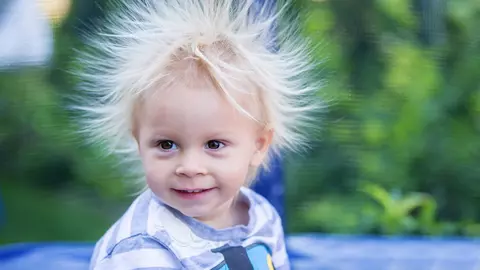 Iată ce trebuie să faci să nu ți se mai electrizeze părul