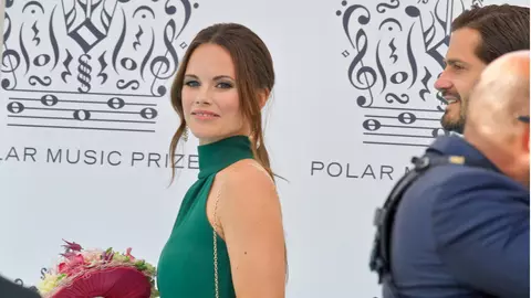 Prințesa Sofia a Suediei și-a dat tiara pe echipamentul de protecție într-un spital