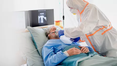 Pacienții spitalizați pentru Covid-19 prezintă simptome și după șase luni