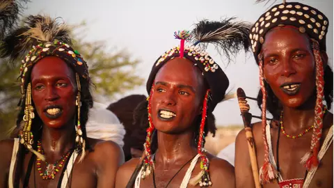Cum le impresionează pe femei bărbații dintr-un trib african? Exact cum ar face-o ele!!!