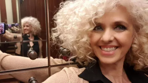 Bianca Brad s-a pozat cu duhovnicul ei, Părintele Ciprian Grădinaru zis și "chirurgul sufletelor"