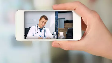 Un fals medic ginecolog, "consulta" femeile prin camera de la telefon, apoi le șantaja