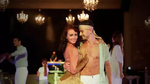 Doi dansatori au fost blocați 21 de zile în cabină