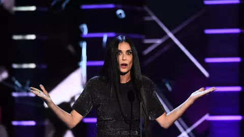 Schimbare dramatică de look pentru Demi Moore! De la brunet la blond platină