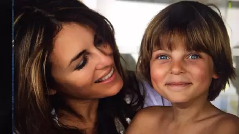 Fiul celebrei Elizabeth Hurley, copia fidelă a mamei lui! Damian este model