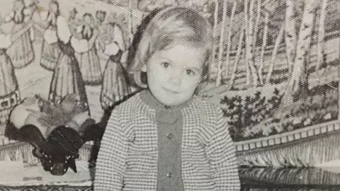 O recunoști? Cine este prezentatoarea TV din fotografie?