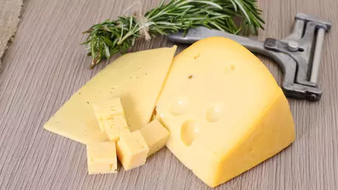 Cascaval toxic: semnele care iti arata ca un cascaval e toxic