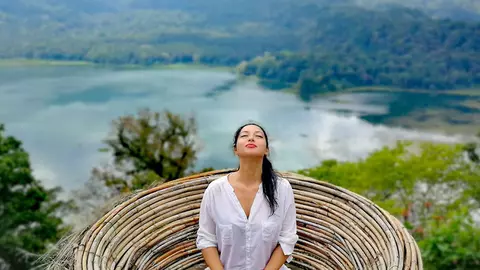 4 poziții yoga pe care este recomandat să le practici ca să fii fericită