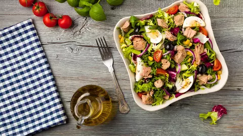 Patru rețete de SALATĂ CU TON absolut delicioase