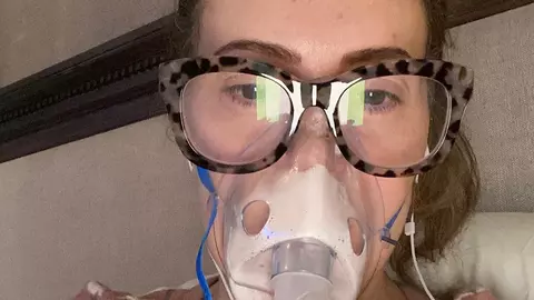 Actrița Alyssa Milano, căderi severe de păr după infecția cu COVID-19