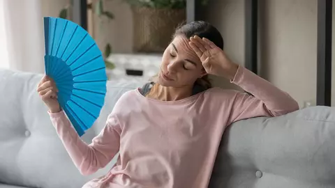 6 trucuri care te ajută să dormi când este prea cald