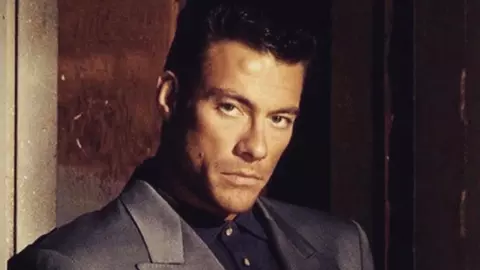 Jean-Claude Van Damme își etalează talentul de dansator, pe o piesă românească celebră!