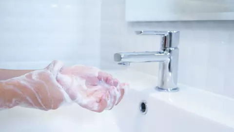 Te speli des pe mâini? Iată câteva sfaturi pentru tratarea mâinilor după spălarea excesivă