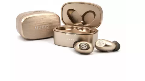 (P) Căști handsfree Bluetooth marca Guess - aflați ce vedetă de la noi le-a încercat deja!