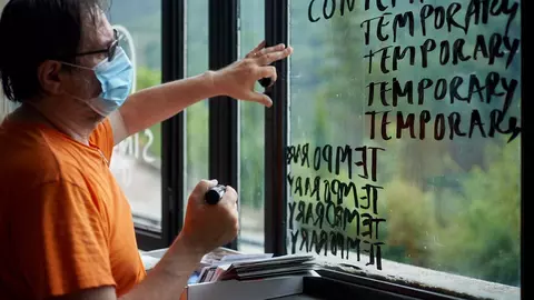 EXCLUSIV AVANTAJE: Dan Perjovschi "Nu o să mă vedeți asociat cu branduri și bani.Mai curând pe tricourile Noi facem un spital decât în Pinacoteca națională"