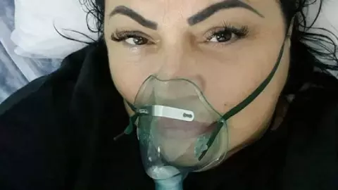 O celebră cântăreață de muzică populară cere ajutor: „Rugaţi-vă şi voi cu mine să trec cu bine!”
