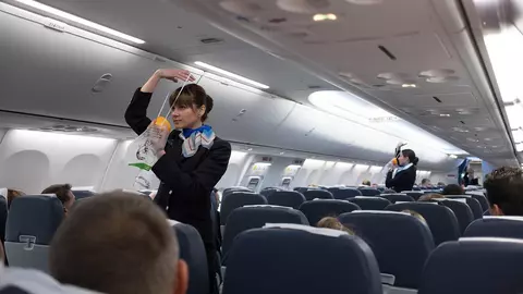 O fostă stewardesă româncă rămasă fără job înfundă pușcăria în Anglia