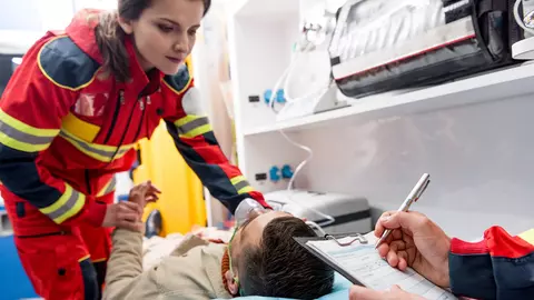Cum tratăm acasă simptomele de Covid-19? Când ar trebui să sunăm la 112?