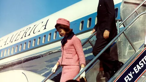 De ce nu și-a schimbat Jackie Kennedy costumul roz pătat de sângele lui John F. Kennedy, după asasinarea președintelui?