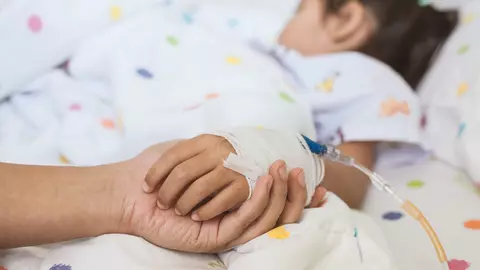 O fetiță de patru ani a murit după ce a fost infectată cu Covid-19
