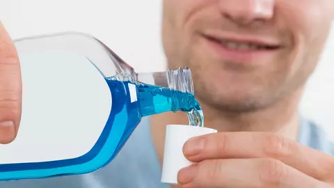 Să fie adevărat? Gargara cu apă oxigenată + apa de gură omoară virusul și previne infectările cu Coronavirus